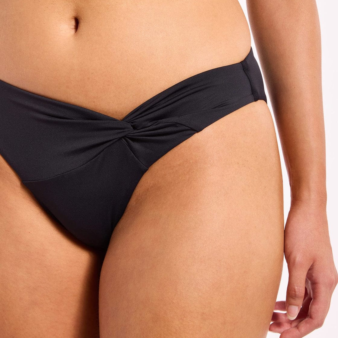 Jets Jets Jetset Smooth Twist Front Hipster Bikini Bottom J30312 Jets Jetset Smooth Twist Front Hipster Bikini Bottom Splash Swimwear Bikini Bottoms Black / 8 9360519293944