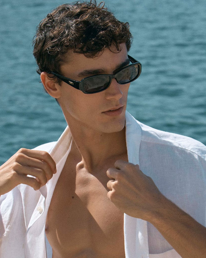 Le Specs Le Specs GIGGLEMUG | BLACK POLARISED LSP2652304 Le Specs GIGGLEMUG | BLACK POLARISED Splash Swimwear 9324976437778