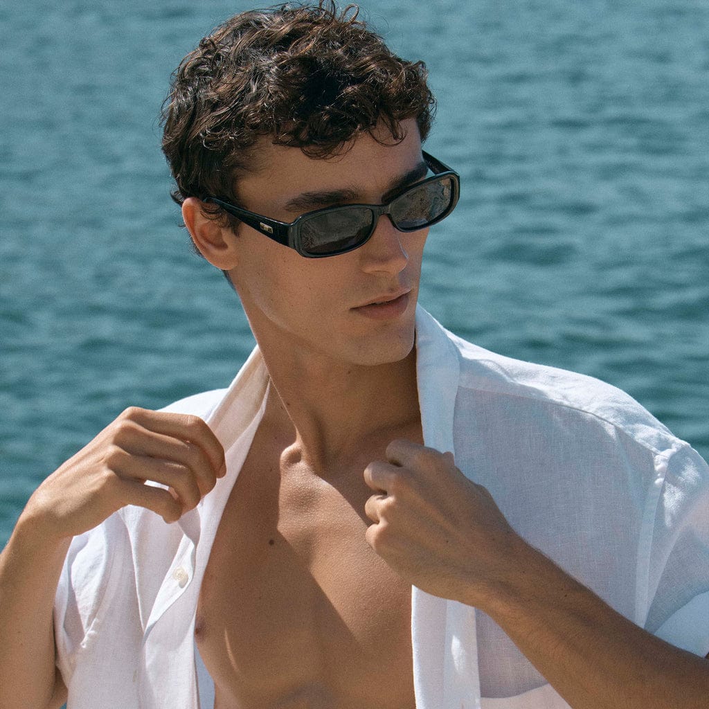 Le Specs Le Specs GIGGLEMUG | BLACK POLARISED LSP2652304 Le Specs GIGGLEMUG | BLACK POLARISED Splash Swimwear 9324976437778
