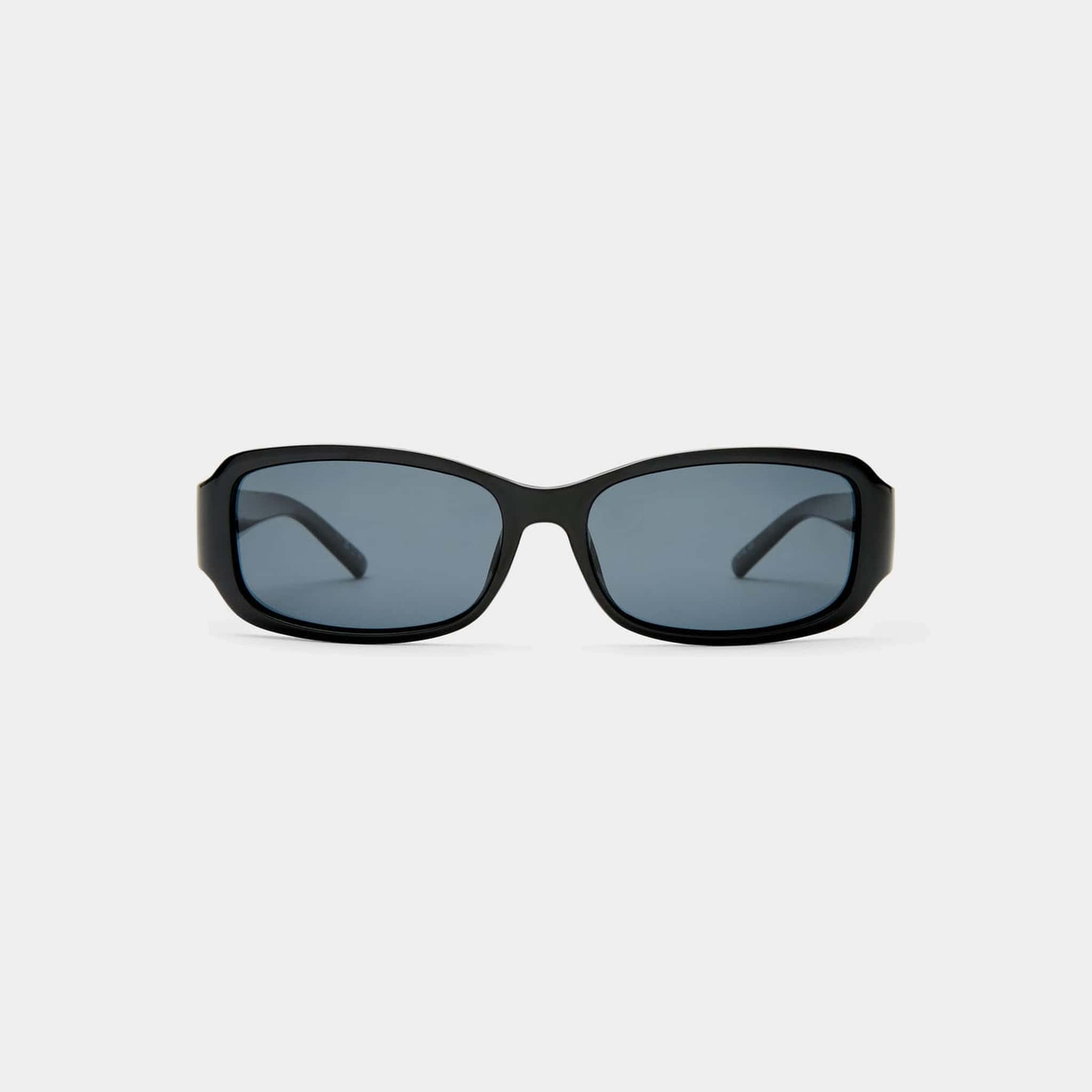 Le Specs Le Specs Gigglesmug Sunnies - Black Polarised LSP2652304 Le Specs Gigglesmug Sunnies - Black Polarised Splash Swimwear Sunnies 9324976437778